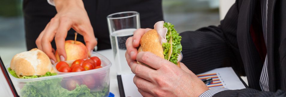 Lunchen achter je bureau: is dat (on)gezond?